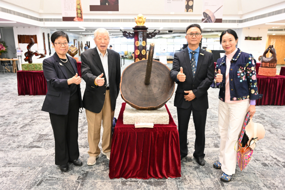 (From the left) Ms Flora Ng, Chief Information Officer and University Librarian of The University of Hong Kong, Mr Zhong Tang, President of the Chinese Ancient Calligraphy and Art Society, Hong Kong Sculptor Yo Shing and Ms Olivia Cheng.